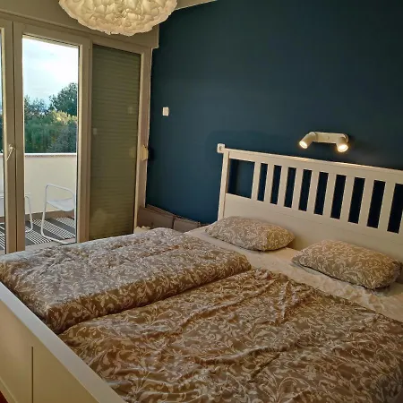 By The Nona 茨里克韦尼察